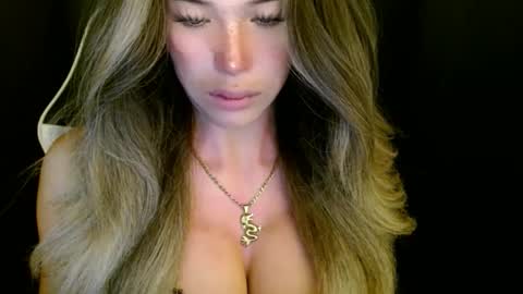 Queen Gwen online show from 11.10.25