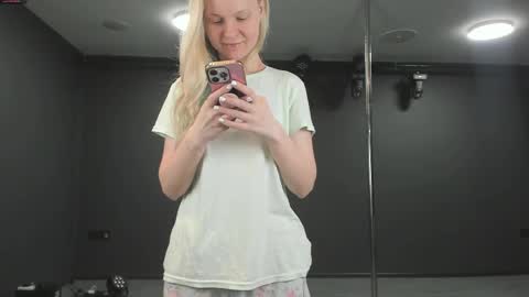 Snapshot of incredible__shell_ chatting on 05.24.26 Masha online show from 05.24.26
