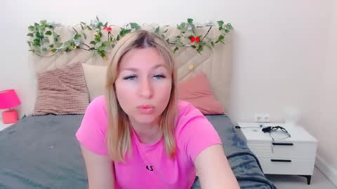 Snapshot of incredible_ariela chatting on 05.13.26 incredible_ariela online show from 05.13.26