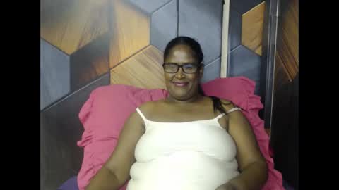 Snapshot of indiandeluxe chatting on 11.25.25 indiandeluxe online show from 11.25.25