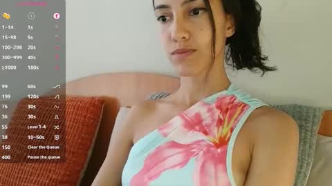 Snapshot of innocentlatiina chatting on 11.17.25 Laroa online show from 11.17.25