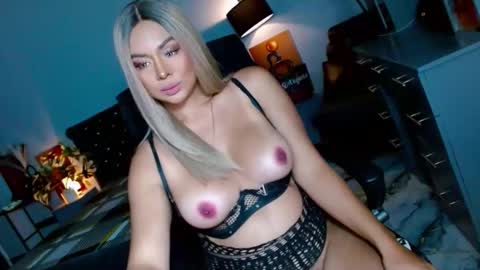 Snapshot of insatiable_queen16 chatting on 05.29.26 insatiable_queen16 online show from 05.29.26
