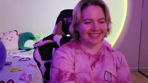 Snapshot of internetfairy_xo chatting on 12.29.24 Faye online show from 12.29.24