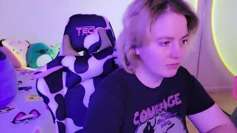 Snapshot of internetfairy_xo chatting on 01.19.25 Faye online show from 01.19.25