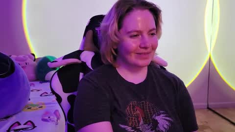 Snapshot of internetfairy_xo chatting on 02.14.25 Faye online show from 02.14.25