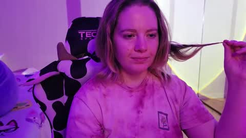 Snapshot of internetfairy_xo chatting on 10.12.25 Faye online show from 10.12.25