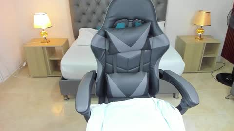 Snapshot of irantzu_hank chatting on 12.22.24 Irantzu online show from 12.22.24