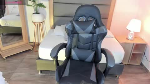 Snapshot of irantzu_hank chatting on 02.13.25 Irantzu online show from 02.13.25