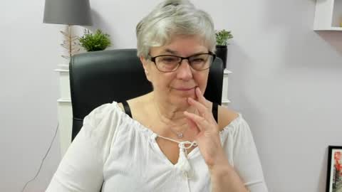 Snapshot of iris_xdesire chatting on 06.18.26 I R I S online show from 06.18.26