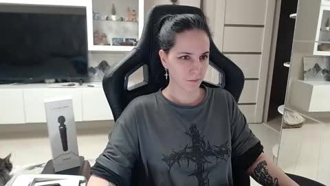 Snapshot of irwi_tomboy chatting on 12.19.24 Irwi Tomboy online show from 12.19.24