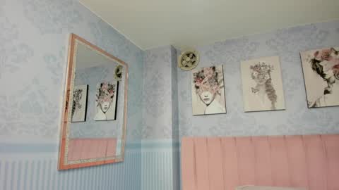 Snapshot of isa_little4u chatting on 01.09.25 online show from 01.09.25