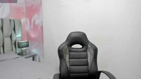 Snapshot of isa_little4u chatting on 02.09.25 online show from 02.09.25