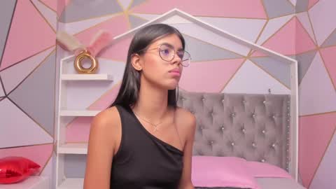 Snapshot of isa_little4u chatting on 02.15.25 online show from 02.15.25