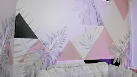 Snapshot of isa_little4u chatting on 03.08.25 online show from 03.08.25