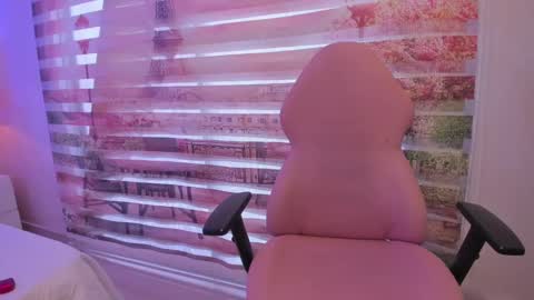 Snapshot of isa_little4u chatting on 10.03.25 online show from 10.03.25