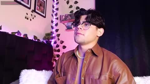 Snapshot of isaac_saenz chatting on 03.12.25 Isaac Saenz. online show from 03.12.25