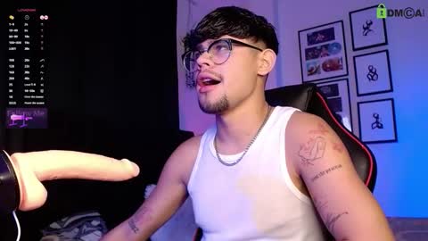 Snapshot of isaac_saenz chatting on 11.22.25 Isaac Saenz. online show from 11.22.25