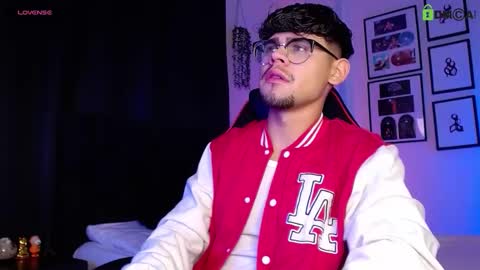 Snapshot of isaac_saenz chatting on 12.04.25 Isaac Saenz. online show from 12.04.25