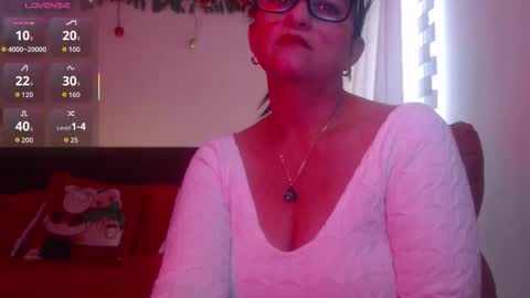Snapshot of isabeel_sofia01 chatting on 10.26.25 Isabeel Sofia online show from 10.26.25