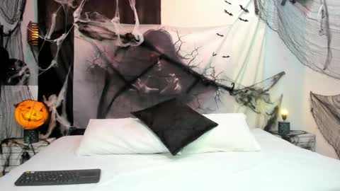 Mommy Isa online show from 10.30.25