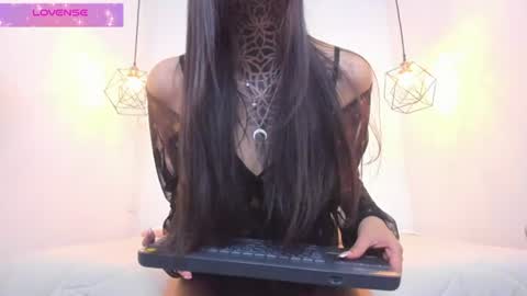 Snapshot of isabella23__ chatting on 06.13.26 Isa online show from 06.13.26