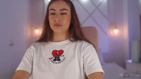 Snapshot of isabella__shine chatting on 09.18.25 Isa online show from 09.18.25