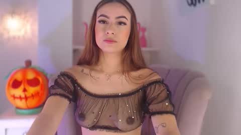 Snapshot of isabella__shine chatting on 10.24.25 Isa online show from 10.24.25