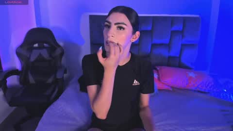 Snapshot of isabella_moon9 chatting on 04.22.26 Isabella Moon9 online show from 04.22.26