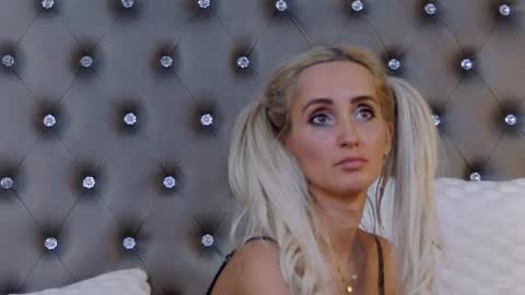 IsabelleEthan online show from 02.10.25