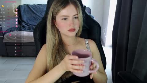 Snapshot of isabelswan chatting on 05.25.26 isabelswan online show from 05.25.26