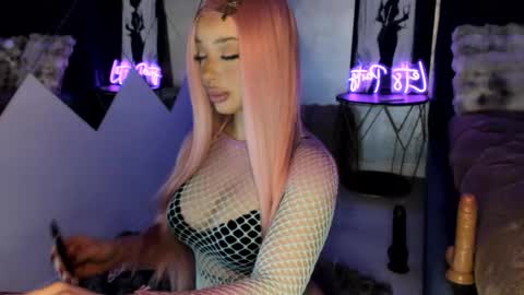 Snapshot of isably chatting on 12.04.25 Isa online show from 12.04.25