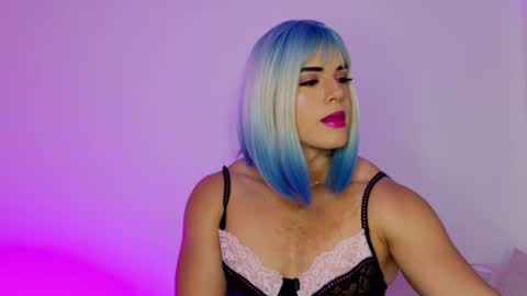 Isabella Hilton online show from 02.07.26