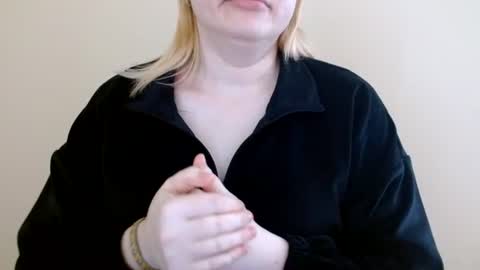 Snapshot of isla00 chatting on 06.16.26 Isla online show from 06.16.26