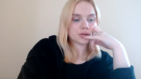 Snapshot of isla00 chatting on 06.18.26 Isla online show from 06.18.26