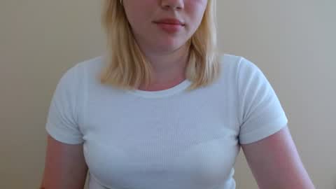 Snapshot of isla00 chatting on 06.27.26 Isla online show from 06.27.26