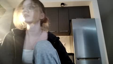 Snapshot of ismeriax chatting on 04.08.26 Mia online show from 04.08.26