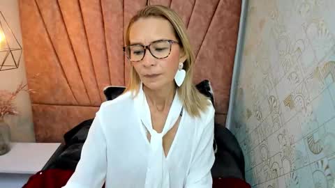 Snapshot of issa_milf__ chatting on 11.26.25 ISSA MILF online show from 11.26.25