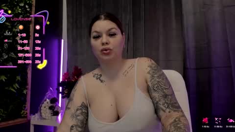 Snapshot of issaa20 chatting on 11.25.25 Alisa online show from 11.25.25