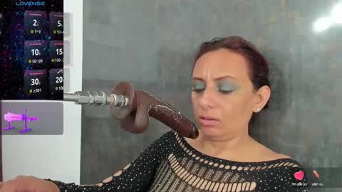 Snapshot of issys_milf chatting on 03.04.25 ISSYS online show from 03.04.25