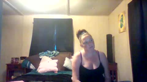 Snapshot of its_kimber chatting on 04.25.26 its kimber online show from 04.25.26