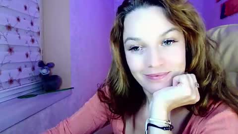 Snapshot of itslunaday chatting on 09.23.25 itslunaday online show from 09.23.25