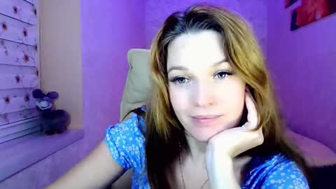 Snapshot of itslunaday chatting on 10.24.25 itslunaday online show from 10.24.25