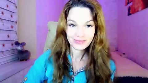 Snapshot of itslunaday chatting on 10.30.25 itslunaday online show from 10.30.25