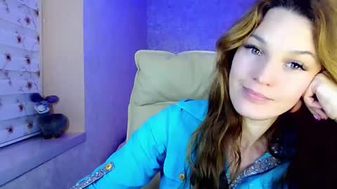 Snapshot of itslunaday chatting on 11.04.25 itslunaday online show from 11.04.25