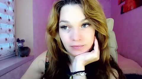 Snapshot of itslunaday chatting on 11.05.25 itslunaday online show from 11.05.25