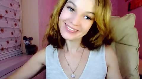 Snapshot of itslunaday chatting on 11.10.25 itslunaday online show from 11.10.25