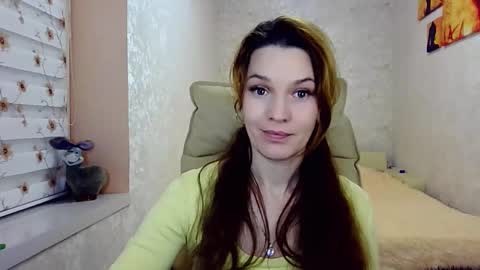 Snapshot of itslunaday chatting on 11.12.25 itslunaday online show from 11.12.25