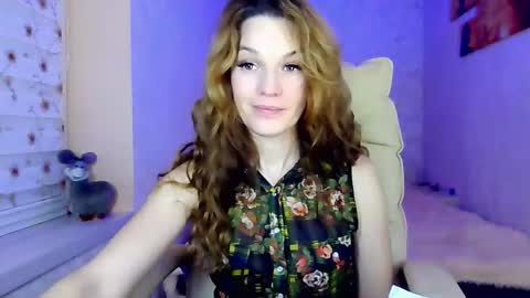 Snapshot of itslunaday chatting on 11.28.25 itslunaday online show from 11.28.25