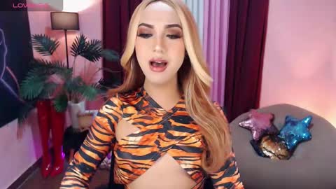 Snapshot of itsmesofiaa69 chatting on 10.24.25 Sofia online show from 10.24.25