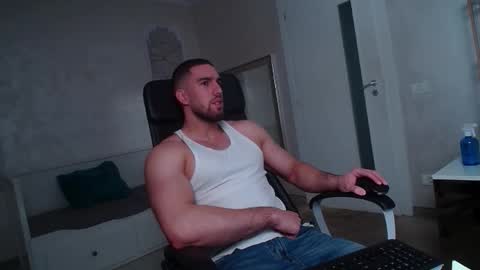 Snapshot of ivanhydee chatting on 12.16.25 IvanHydee online show from 12.16.25